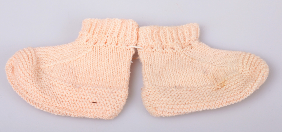 Et par  strikkede sokker til spedbarn.