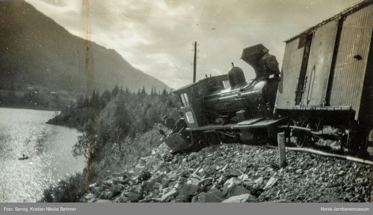 Avsporet damplokomotiv type 11b nr. 82 med arbeidstog ved Norefjorden ca. km 79,6