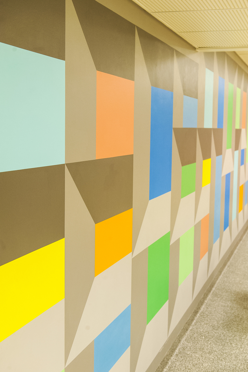 Geometriske former i ulike farger malt rett på vegg.