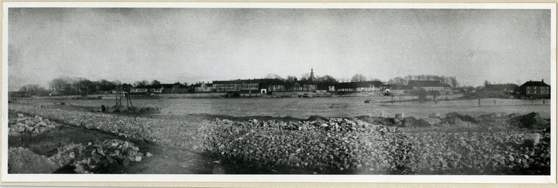 Fredrikstad, 
Vestsiden,
Cicignon fort (i forgrunn)
Demolering av Cicignon fort (vises på foto).
Østsiden, Gamlebyen ( i bakgrunn)
Isegran (i høyre billedkant mellom Gamlebyen og Vestsiden)
Glomma renner fra v. mot h. og deler seg ved Isegran i et øst og et vest løp