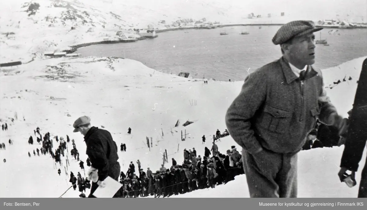 Storbukt. Hopprenn i Ulvatnebakken. T.h. Olaf Riise. Han var en ivrig skiløper i hopp og langrenn. 1930-årene.