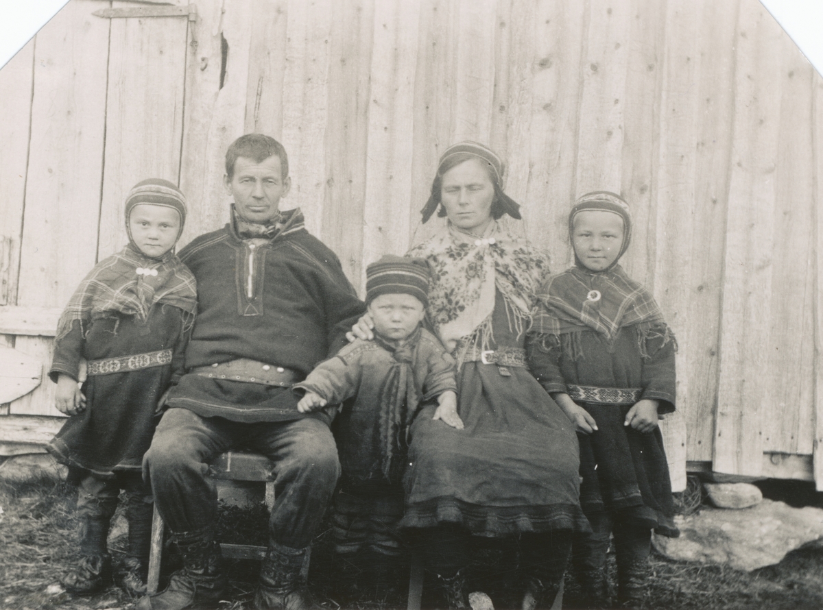 Portrettfotografi av en samisk familie. Isak og Karen Maria Oskal med tre barn.