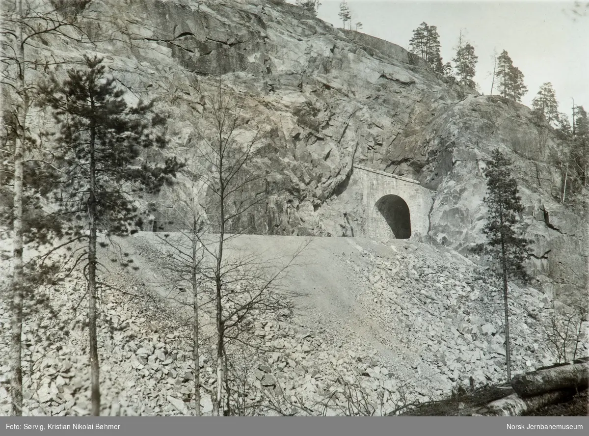 Fra byggingen av Sørlandsbanen. Ålekjær tunnel mellom Herefoss og Fidjetun