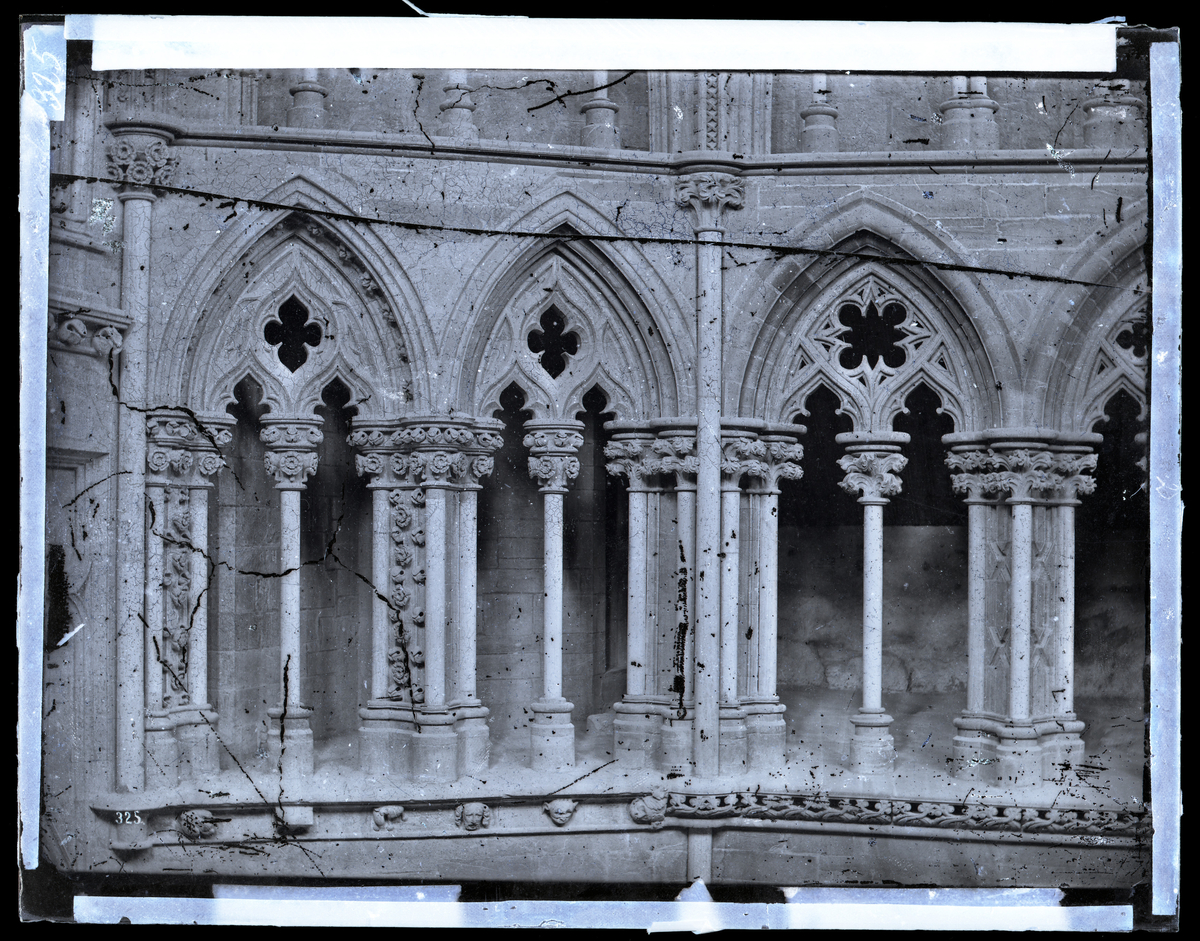 Parti i nordre del av triforiet i oktogonen i Nidarosdomen (felt 1 og 2). Gotisk skulptur og marmorsøyler fra etter 1328-brannen. Fotografert etter restaurering.