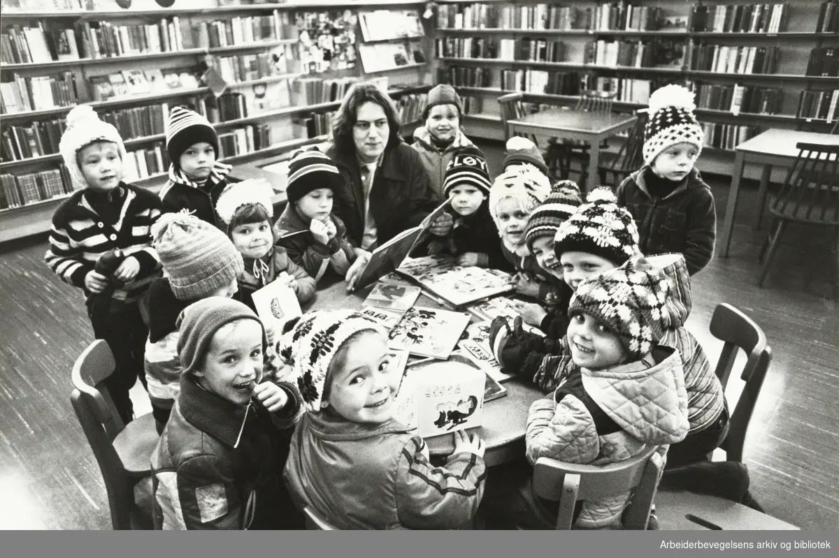 Deichmanske Bibliotek. Nordtvet filial. Bredtvet barnehage tar ofte en tur innom. Her sammen med assistent i barnehagen, Lars Just Nilsen. November 1978