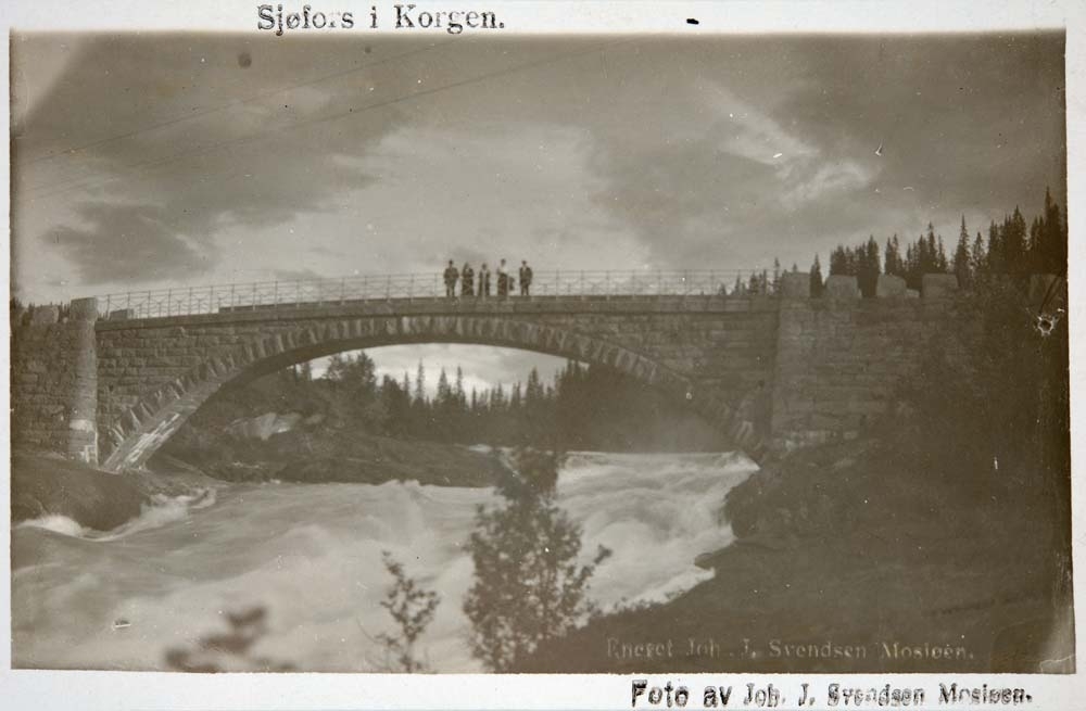 Postkort av Sjøfors i Korgen. Fem personer står på broen.