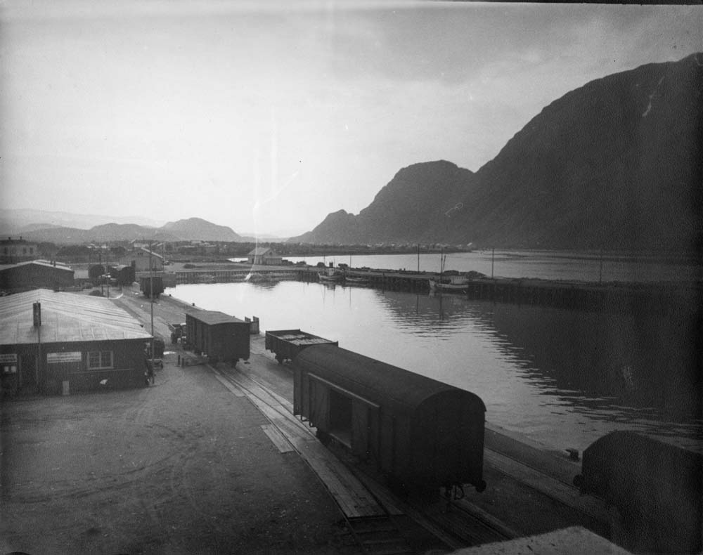 Jernbanekaia i Mosjøen, med Øyfjellet og byen i bakgrunnen.