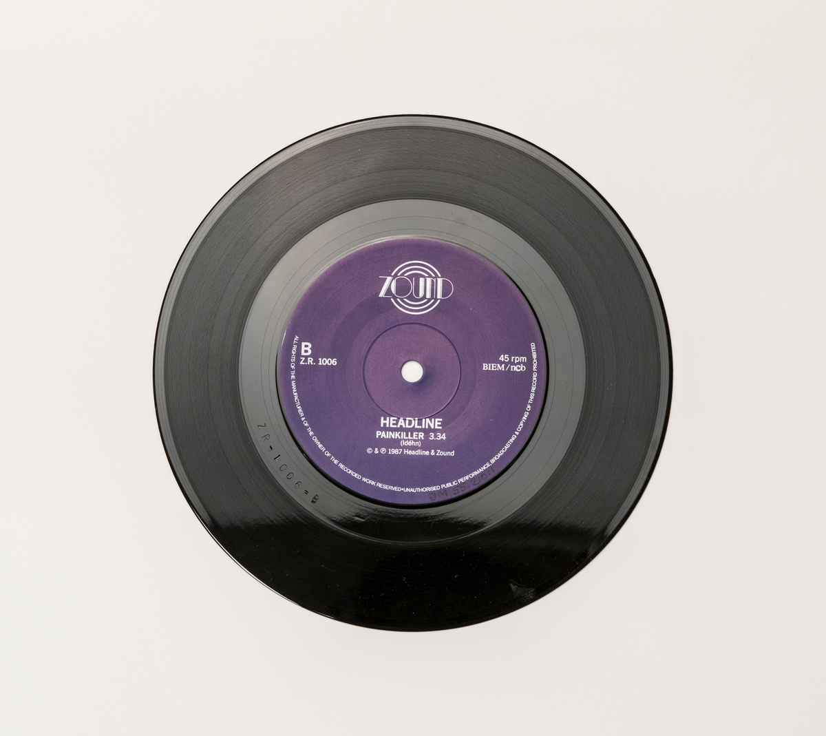 Singel-skiva av svart vinyl med lila pappersetikett, i omslag av papper.

Innehåll
Sida A: Mutual Friends
Sida B: Painkiller

JM 55210:1, Skiva
JM 55210:2, Omslag