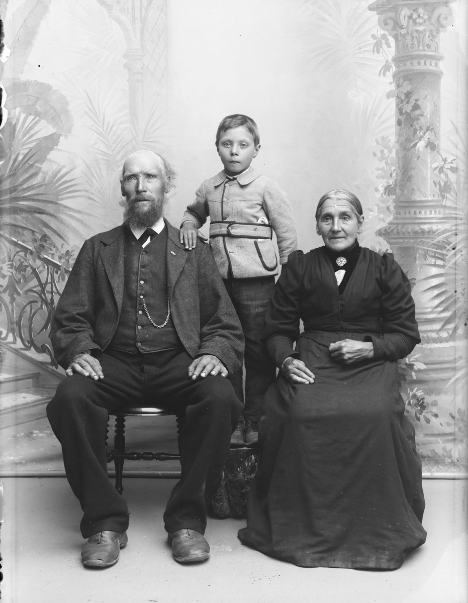 Lars A Tangen f 1834 med kona Ragnhild og pleiesønnen Laurits A Tangen f. 1890.