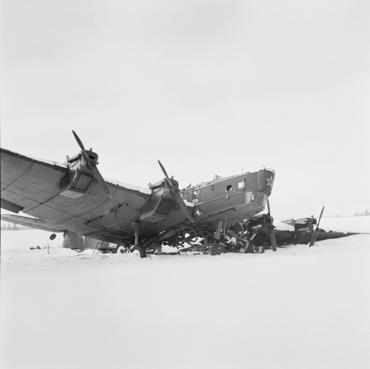 Nedskjutet sovjetiskt bombflygplan TB-3 märkt nummer 22198 vid Svenska frivilligkåren i Finland, F 19. Vy snett framifrån.