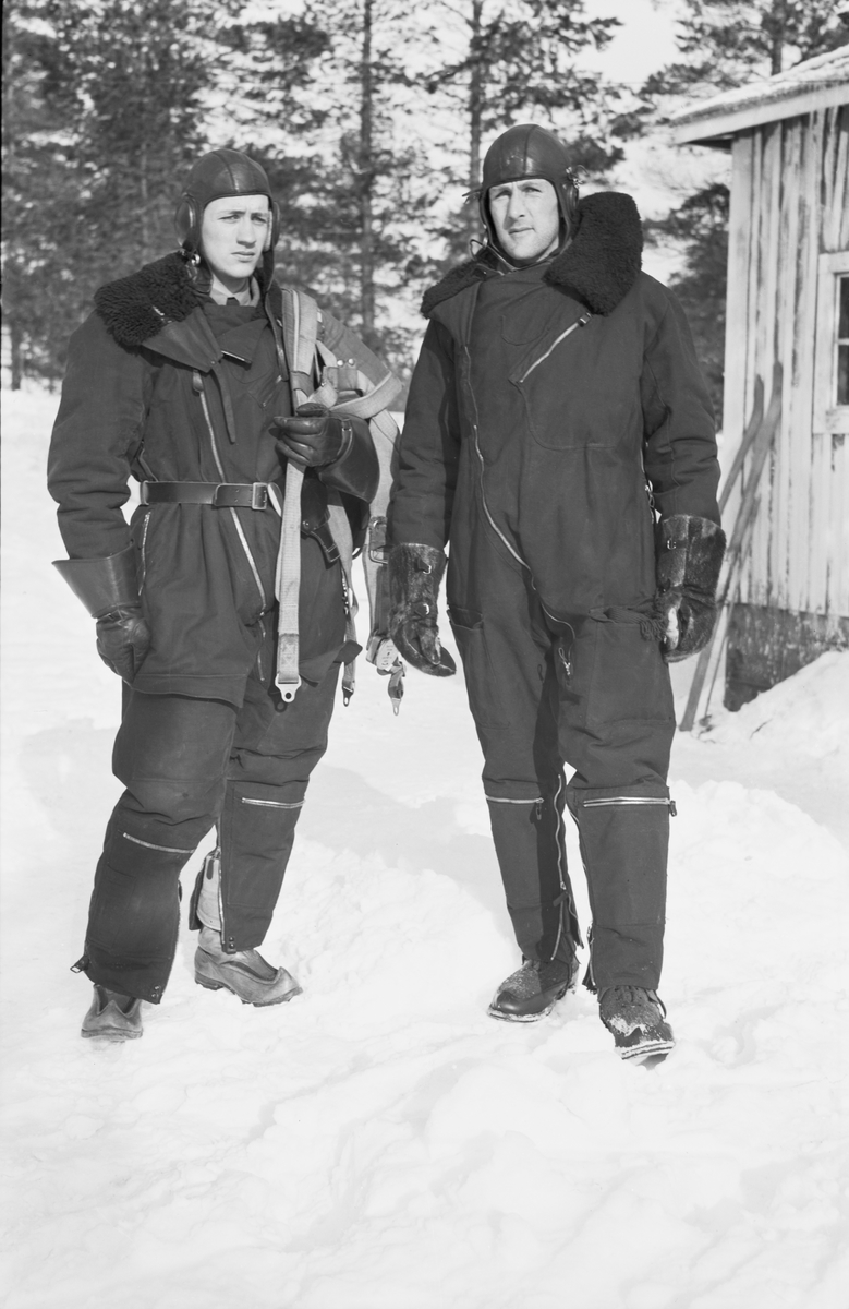 Porträtt av två militärer i flygdräkt vid Svenska frivilligkåren i Finland, F 19. Till vänster Roland Sahlberg och till höger Thord-Erik Torstensson-Medalen; båda flygsignalister.