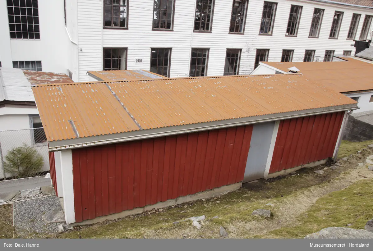 Del av produksjonslokala til Salhus Tricotagefabrik (1859-1989), opphavleg brukt som varmeloft for varmtvatnsbrønn.