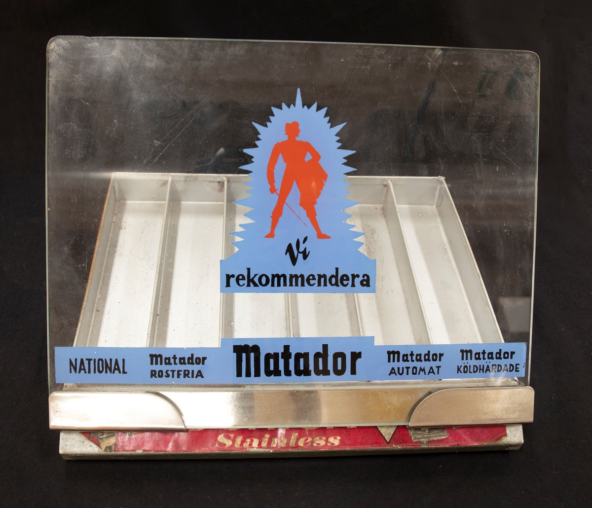 Ett ställ för rakblad. Sex olika fack för olika rakblad, för försäljning: National, Matador fostfria, Matador, Matador automat, Matador köldhärdade