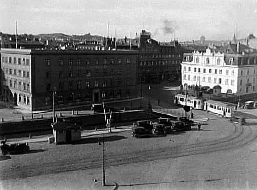 Hotell Göta Källare.
Den vita byggnaden är Hotell Palace.