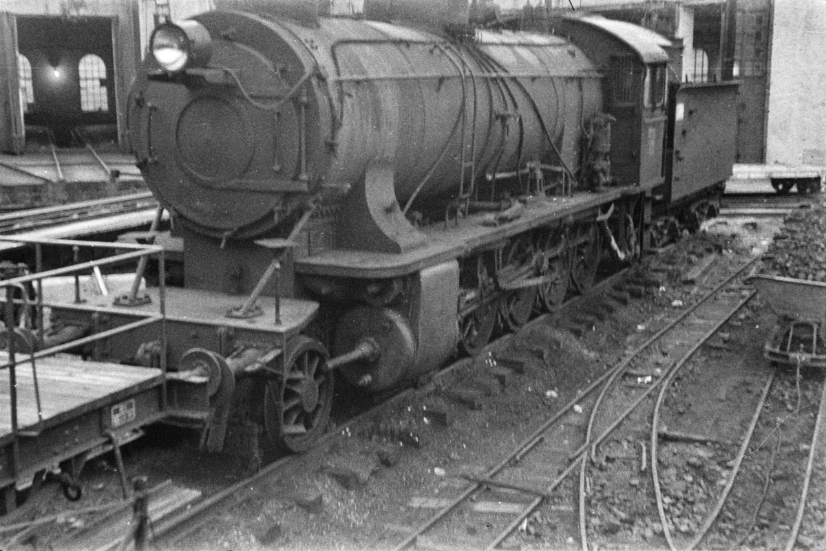 Utrangert damplokomotiv type 39a nr. 309 på Voss stasjon. Til høyre transportanlegg med vagger for kull til lokomotivene.