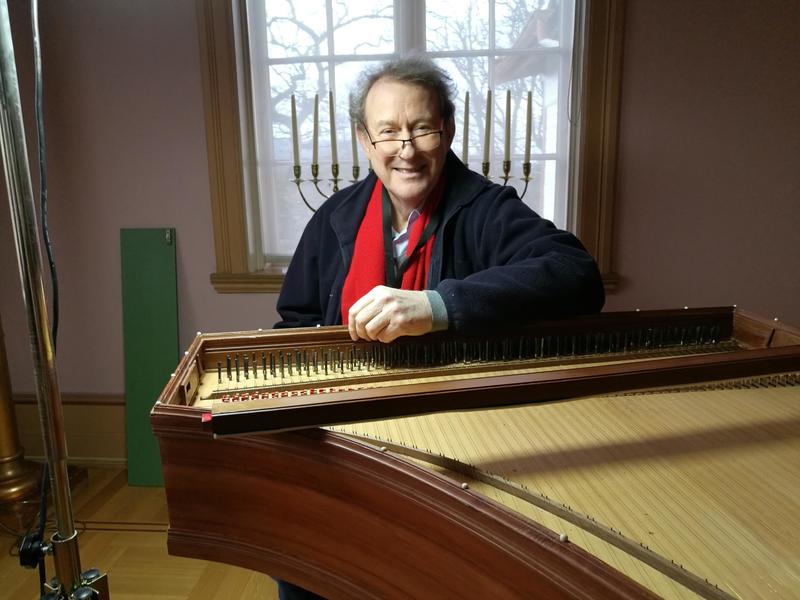 Ingen kjenner instrumentet bedre enn instrumentmakeren selv. Ketil Haugsand er fortsatt fornøyd med det 40 år gamle cembaloen i italiensk stil. Foto: Ringve Musikkmuseum (Foto/Photo)