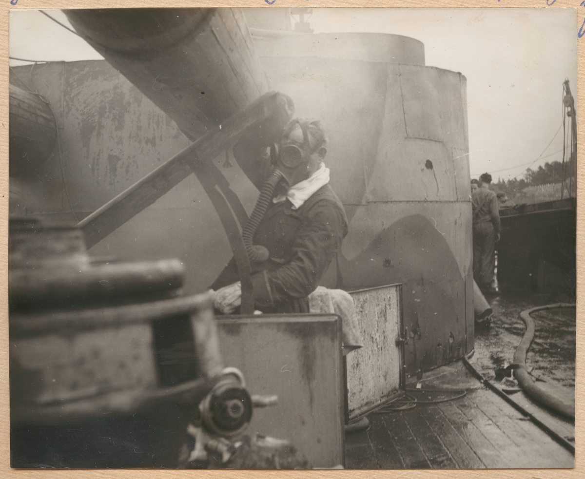 Här syns en sjöman med gasmask på däck av pansarskeppet Wasa under en brandövning.
