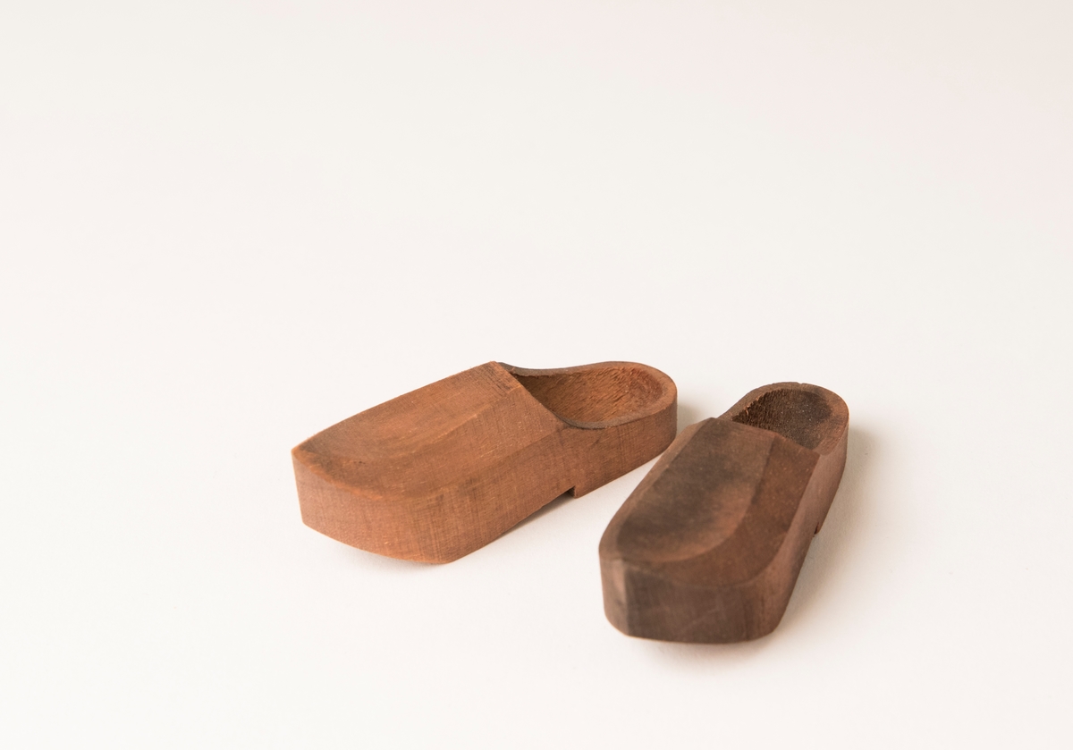 Träskor, ett par (miniatyr), brunbetsade.