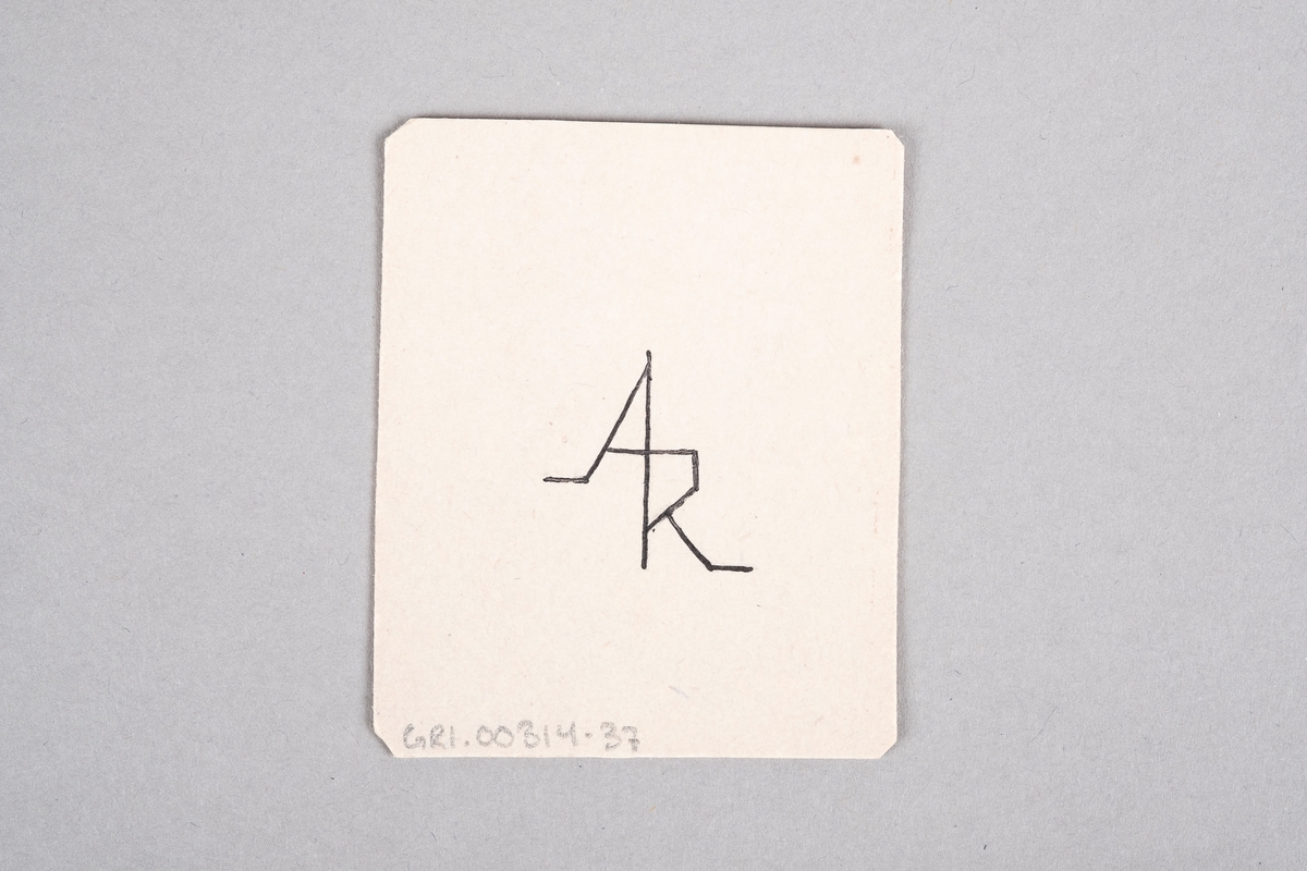 Håndlaget kort med påført tall og hjertesymbol. På baksiden av kortet er det et monogram av initalene "AR".