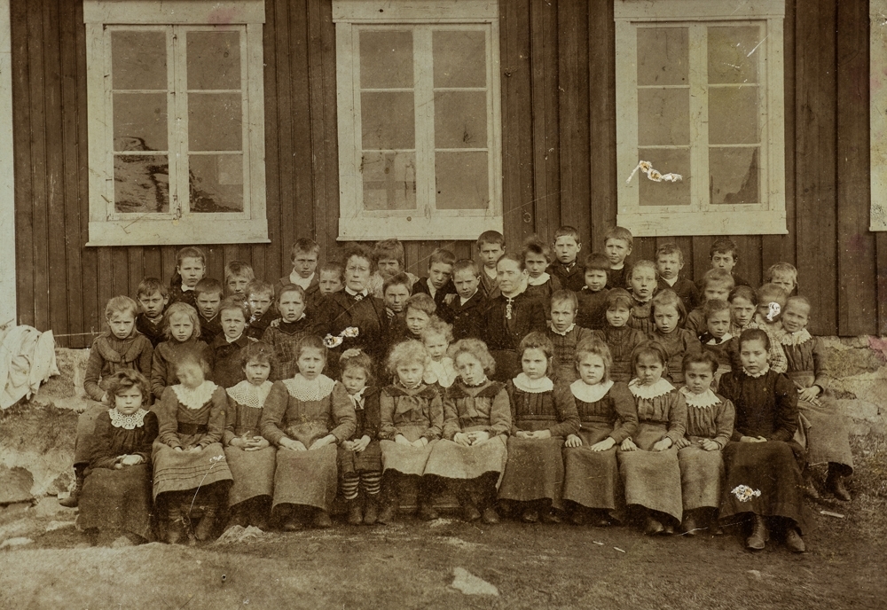 Skoleklasse med to lærerinner. ca.1890. Ukjent sted.