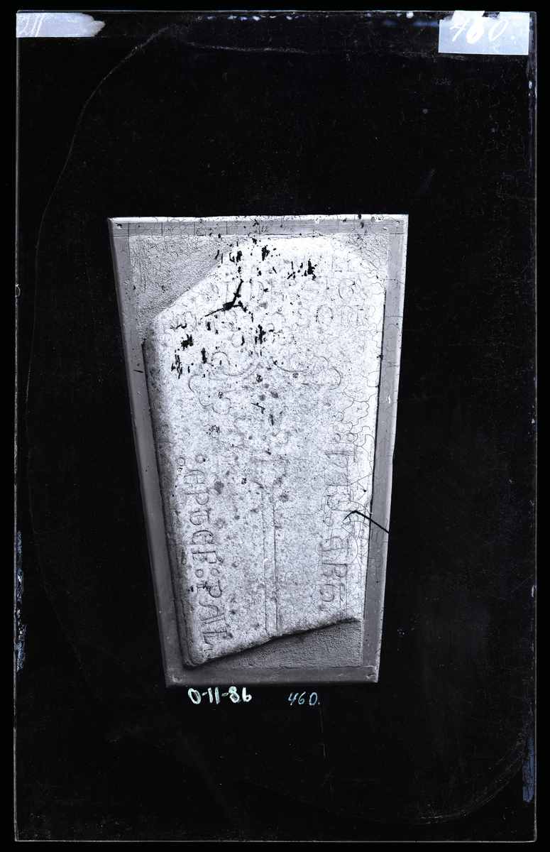 Middelaldersk (12-1300-talls) gravstein fra Nidarosdomen. 

Tekst på steinen på norrønt med gotiske majuskler: (HE)R : HVILIR : (þR)ONDR : SIGURDARSONR . HAS . ARTI(D)...: EPTER . PALS (MESSO...

"Her kviler Trond Sigurdsson; hans årtis (=dødsdag) etter Pålsmesse" (25.januar eller 30. juni)