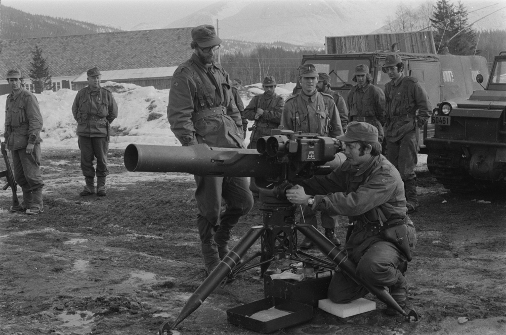 Repetisjonsøvelse på Drevjamoen. 
Soldater blir instruert i bruk av BGM-Tow missilisystem.
Bandvogn av typen Volvo BV202N med registreringsnummer 60461