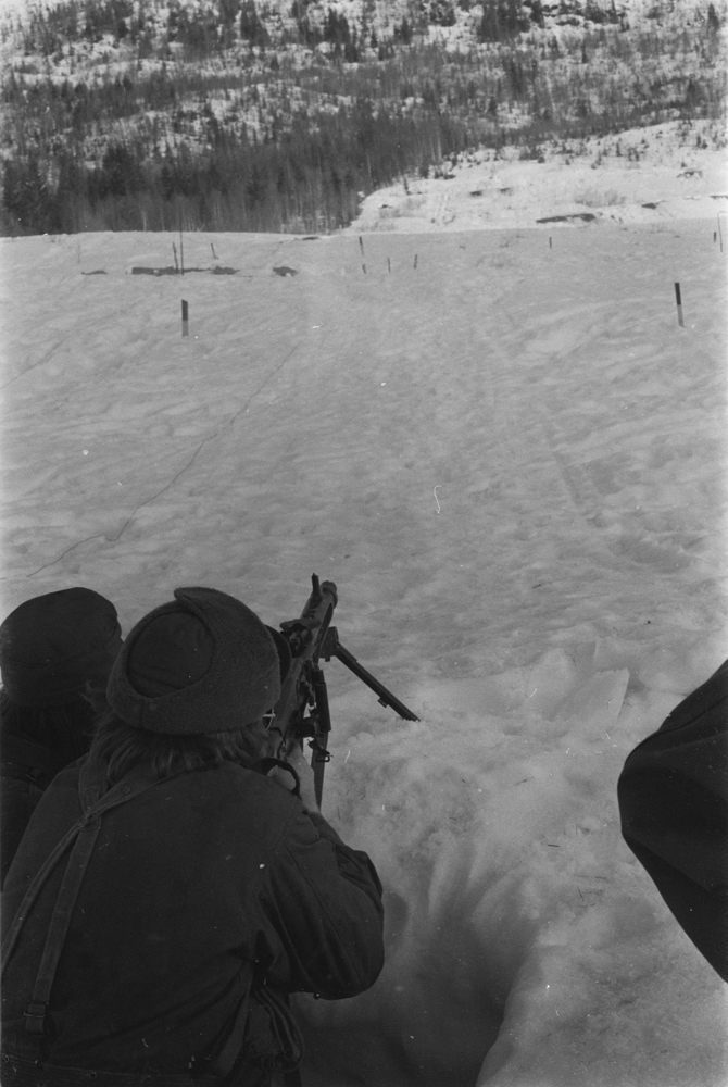 Repetisjonsøvelse på Drevjamoen. 
2 soldater med maskingevær i skyttergrav.