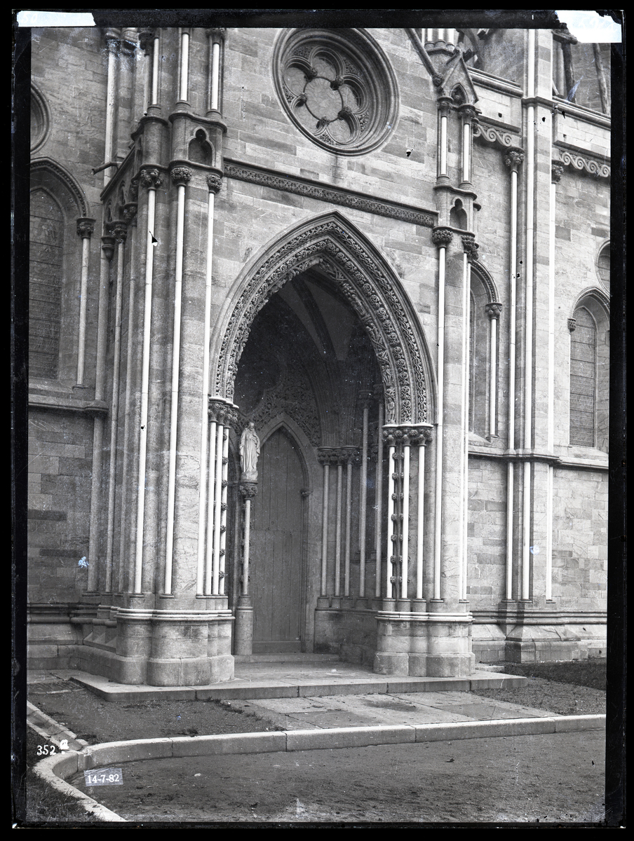 Kongeinngangen på søndre side av koret i Nidarosdomen. Her etter restaurering. Marmorskulptur med Kristus inne i portalen (laget av Paul Bøe i 1882). Bue med gotiske ornament og skulpturer. Nytt glassmaleri over portalen.