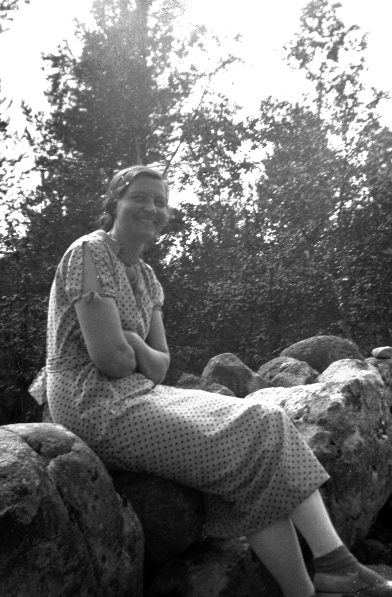 Fotoarkiv etter Aanund Olavson Edland. Portrett av lærerinne Signe Nigard Edland. Bildet er tatt i 1935. Signe var født i 1905, og døde ung. Angivelig skal kjolen ha vært gul.