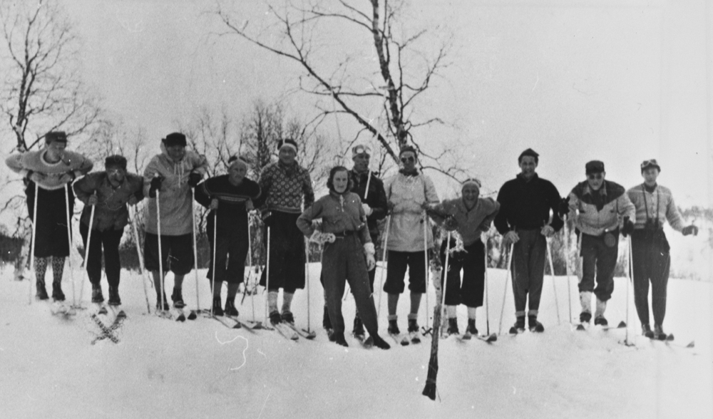 Soldater/Motstandsfolk. Gruppen ved Atostugan med ski.
Nr.2 fra venstre er Artur Gundersen, jenta er datter til tolleren Ward.