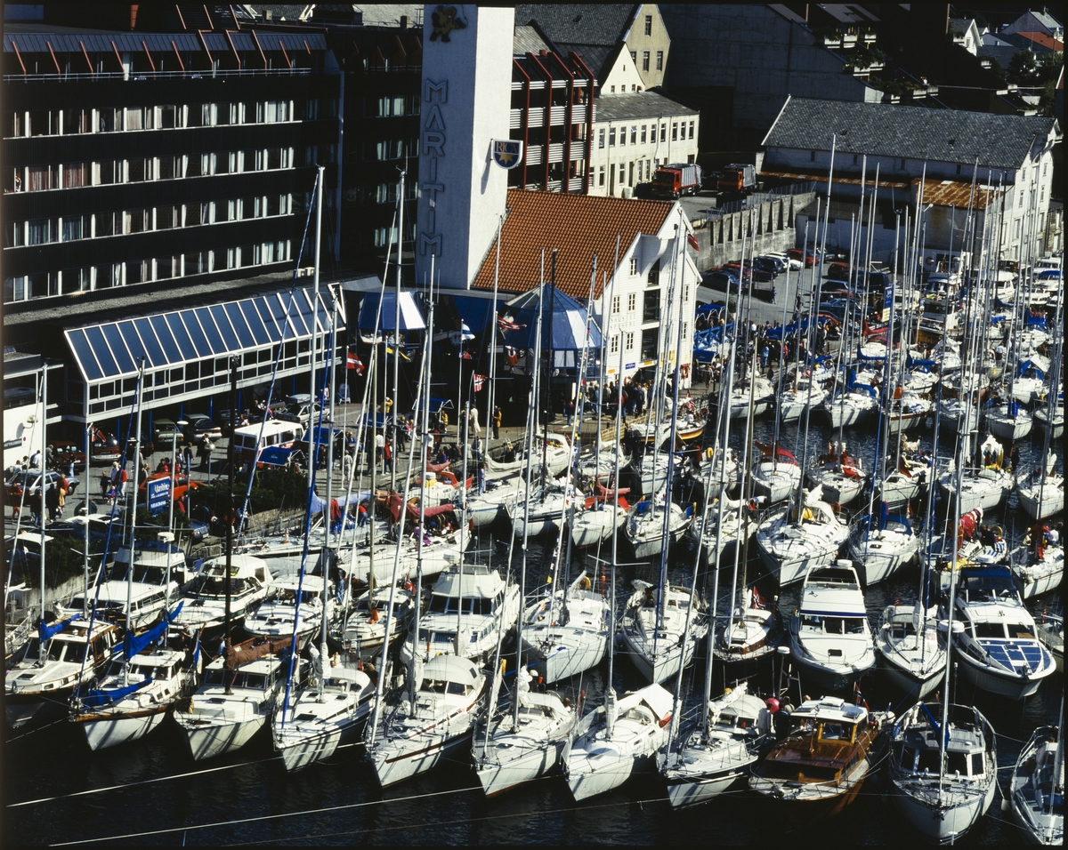 Tett med fritidsbåter i Smedasundet, ved Hotel Maritim. De er opp til 12 rader med båter. Bildet er tatt under "Sildajazzen".