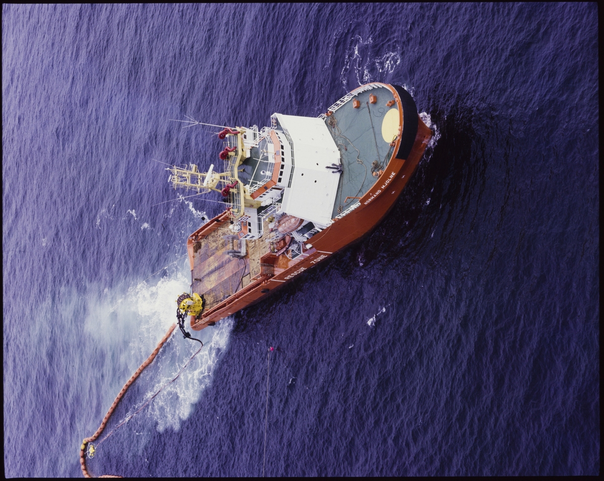 Supply- og stand-by skipet "Normand Mjolne" antagelig under en oljevernøvelse.