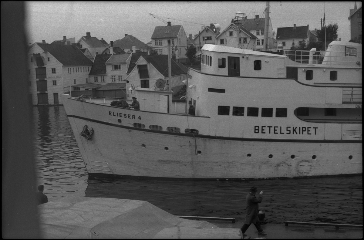 Den indre sjømannsmisjons skip M/S "Elieser 4" ved indre kai i Haugesund. Langs siden står det også "BETELSKIPET". Et par person er følger med fra kaien.