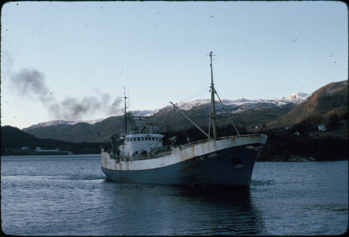Fiskebåten "M/S Libas" i Ølsfjorden, ved Ølens skipsverft.
