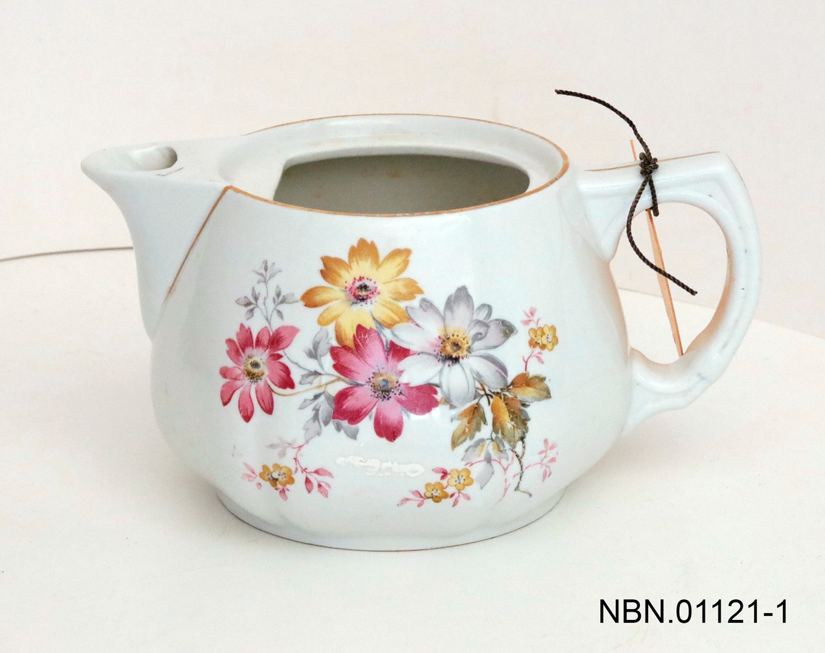 Kanne i keramikk med blomstermotiv og gulllinje dekor.