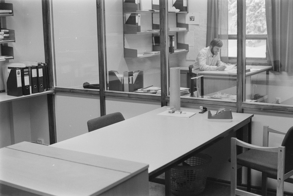 Bleikvassli skole Januar 1978. 
Undervisningsinspektør Reidar Gullesen i sitt kontor i nybygget.