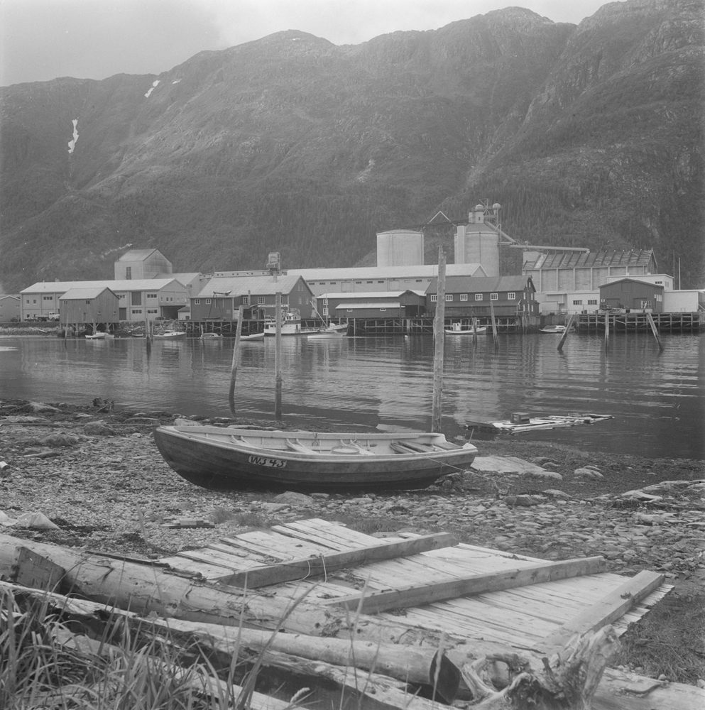 Småbåthavna i Mosjøen. Båt i fjæra, i bakgrunnen Flokkmannkaia og Aluminiumsverket.
