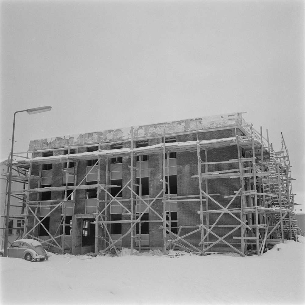 Under byggingen av lokalene til Helgeland Arbeiderblad i Fearnleysgt. Bygget sett utenfra med stilas rundt.