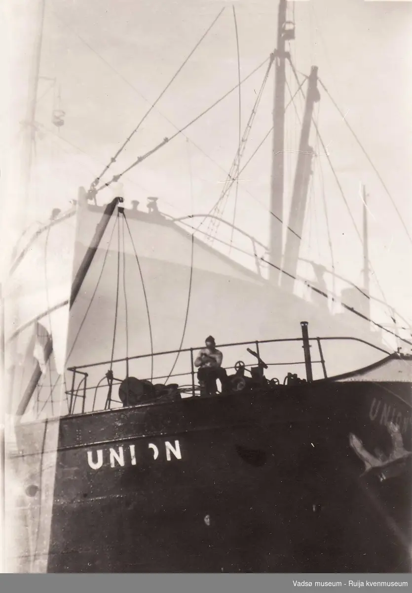 Mann på dekket på båten Union som gikk på grunn i Skallelv 1930-tallet.