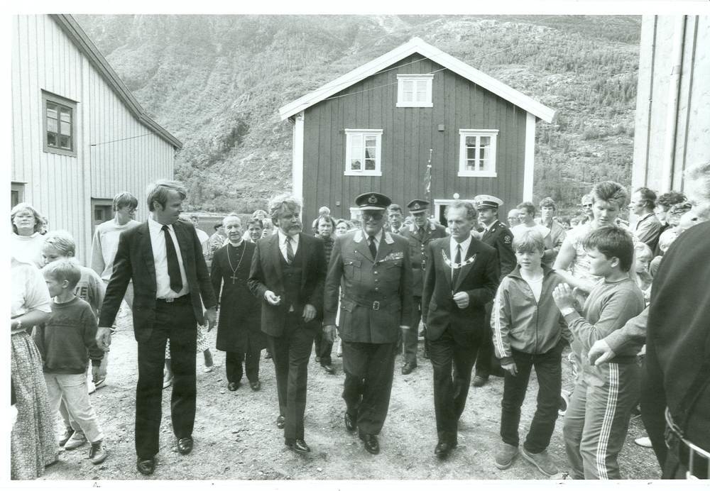 Kongebesøk. Kjell Jacobsen guider kong Olav i Sjøgata. T.h. Peder Hyttebakk.