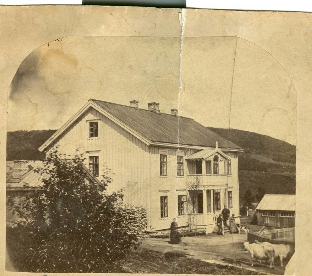 Engelskbrukets bestyrerbolig på Halsøy. Ca 1870. Personer og kyr i bildet.
