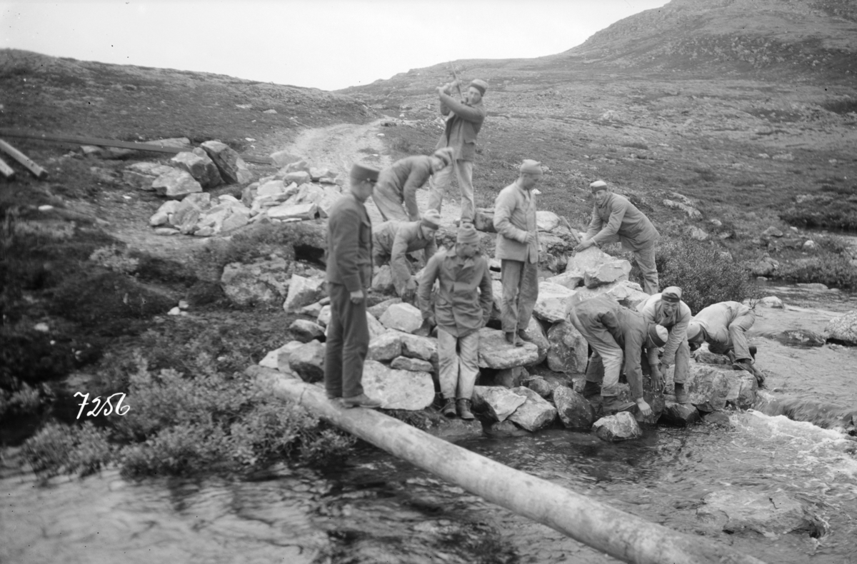 Soldater på veiarbeid på Solliaveien.