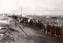 17. maitog i Vadsø 1945. Antatt fra Nyborgveien med krigsrui
