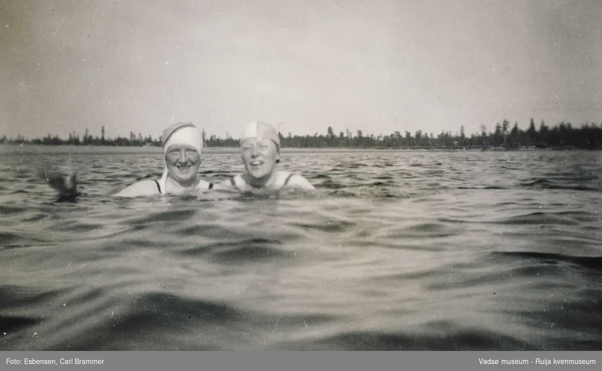 Gunvor Moe og Dagny Engelsen bader i Ivalosjøen på ferie i 1935.  