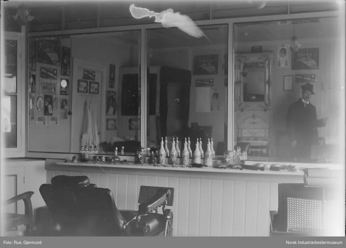 Interiør i barberforretning i Notodden.