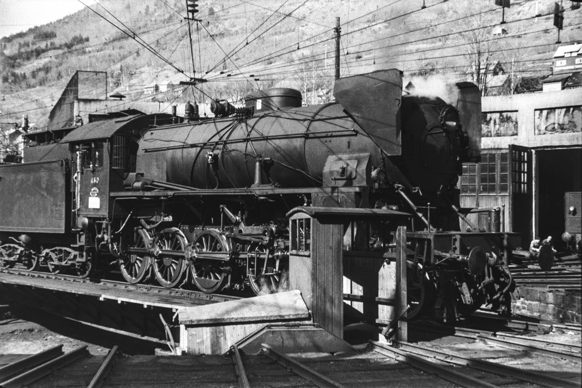Damplokomotiv type 31b nr. 430 på svingskiven på Voss stasjon.