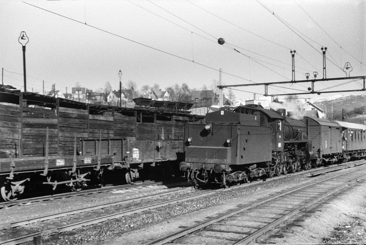 Damplokomotiv type 31b nr. 419 med ekstratog fra Mjølfjell, tog 7673, i anledning hjemreisen 2. påskedag.