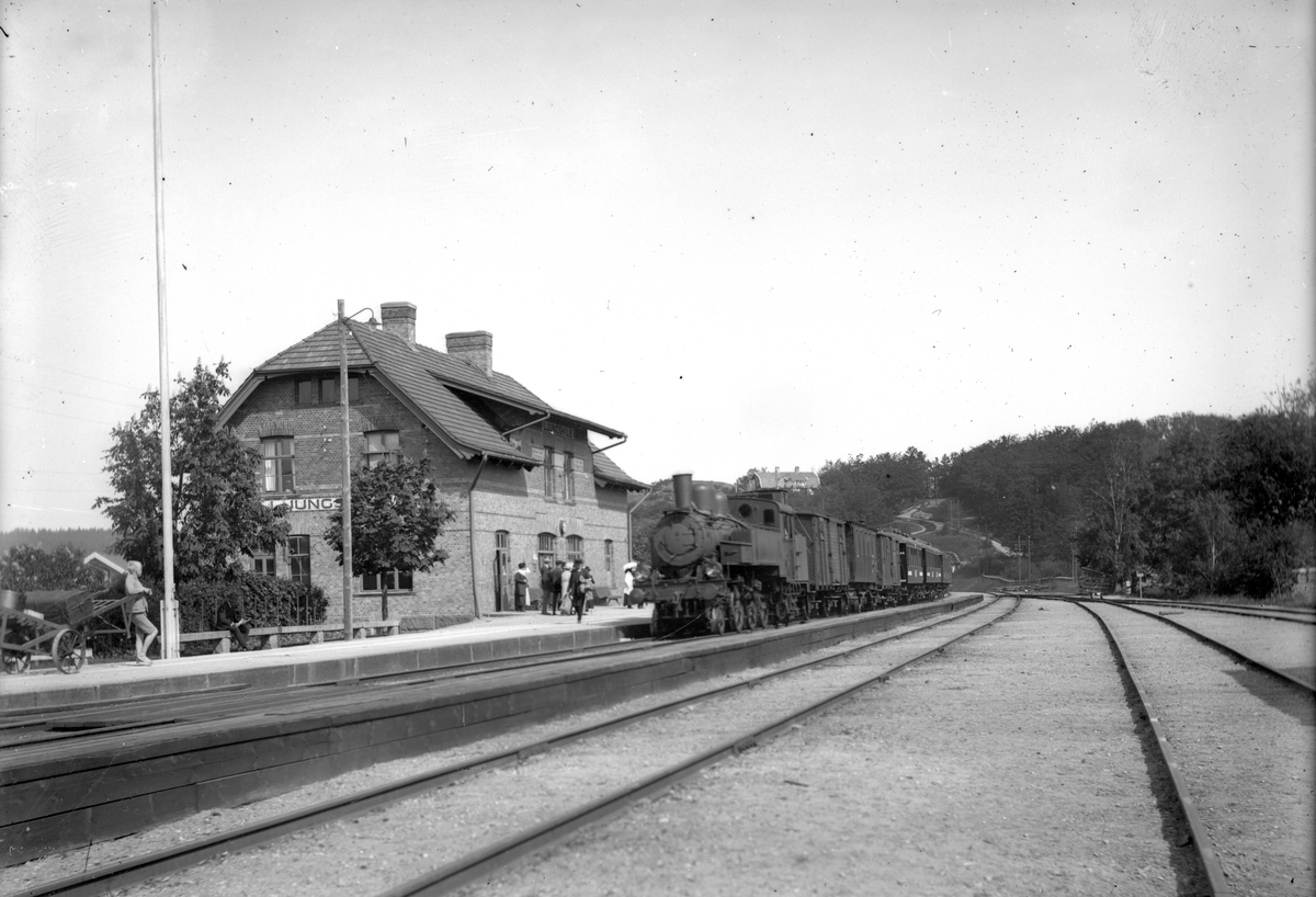 Stationen ,SJ J-lok
Stationen anlagd 1907. Stationshus i två våningar i sten. Expedition och väntsal renoverad 1937.