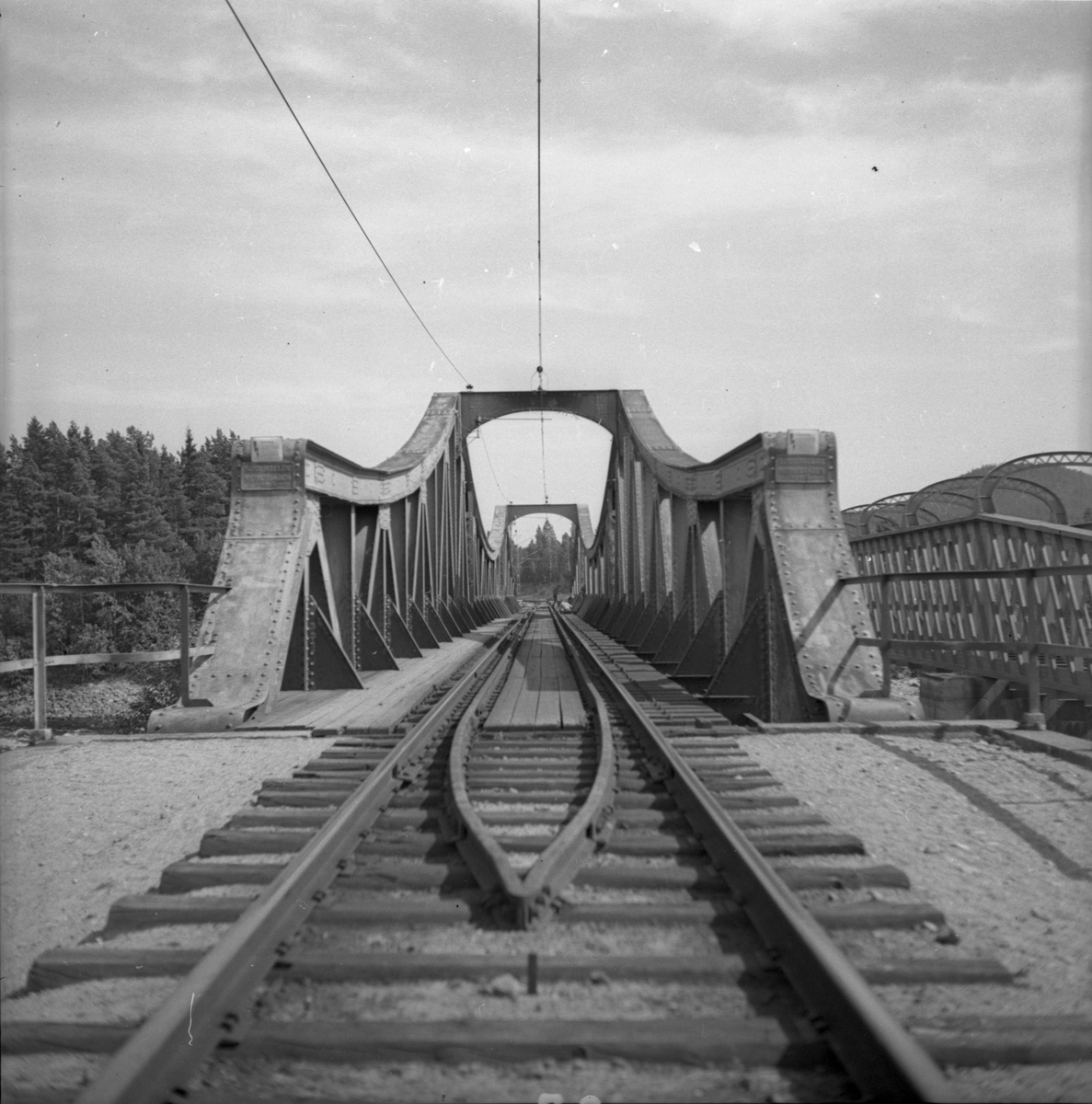 Bro, byggd 1915. Den äldre bron, till höger, är från 1870-talet. Eldrift från 1936