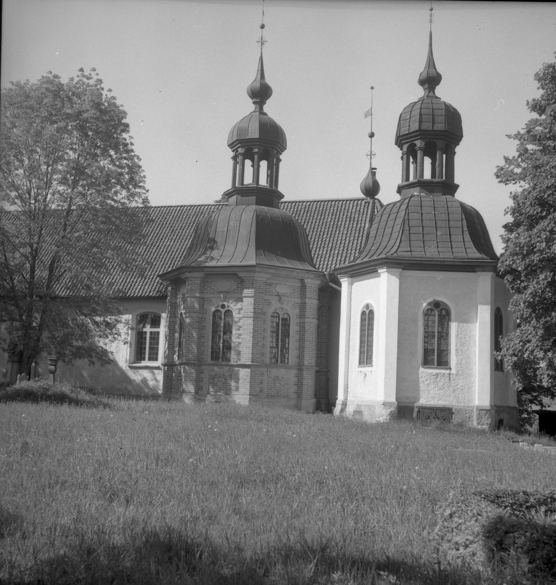 Södermanland i bild. Vadsbro kyrka med de två gravkoren